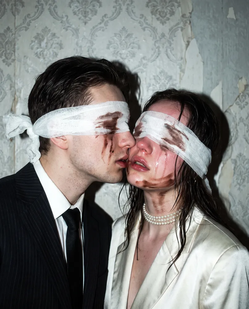 Blindfolded couple, avant-garde kiss — AI · The o.KI Agency