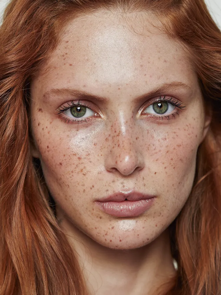 Red-haired model with freckles, beauty close-up — AI · The o.KI Agency