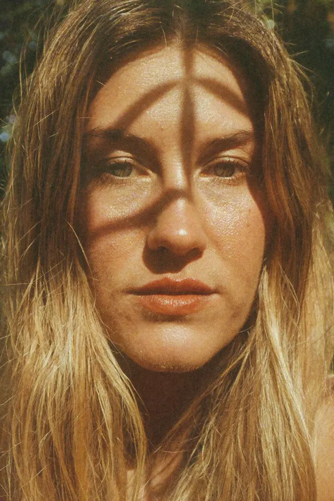 Woman in sunlight and shadow, portrait — AI · The o.KI Agency