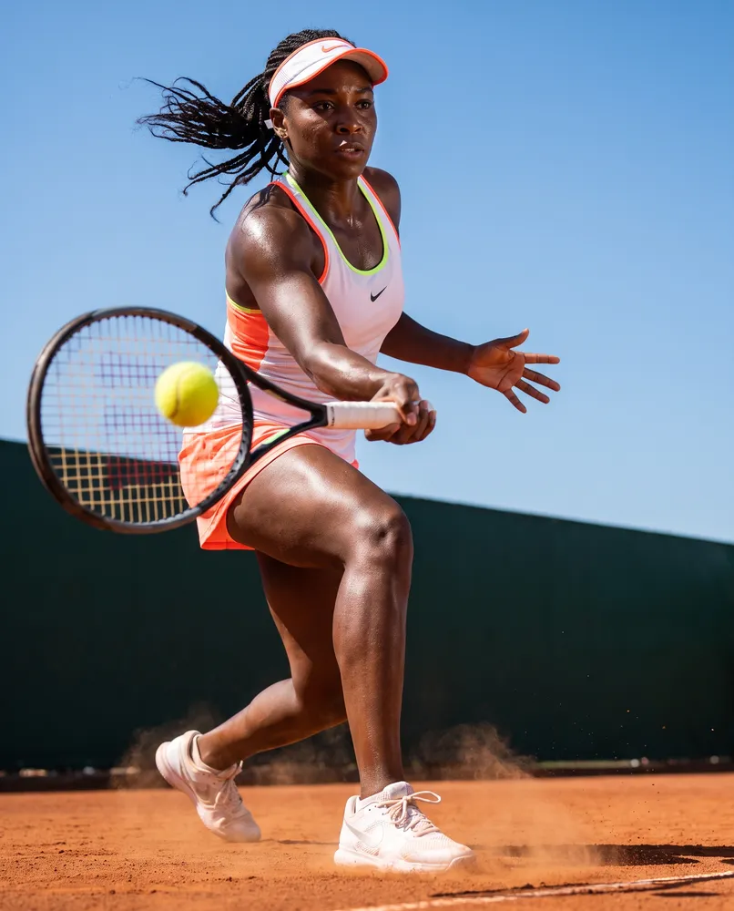 Woman playing tennis on a clay court — AI · The o.KI Agency