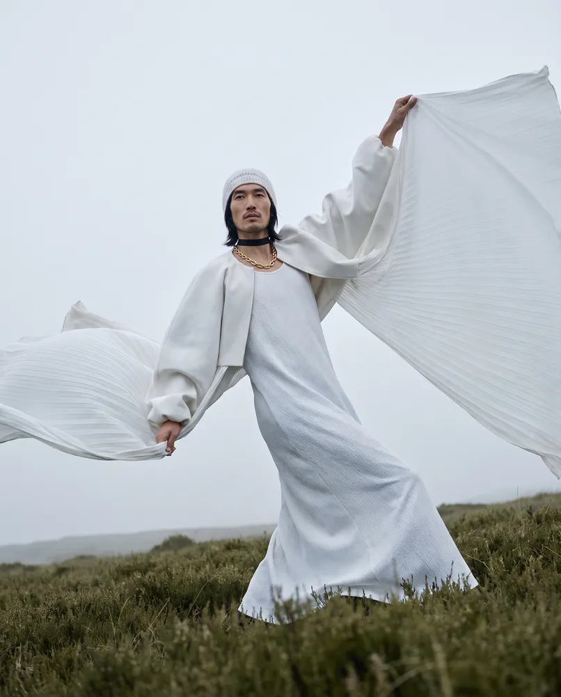 Man in white pleated robe, flowing fabric — AI · The o.KI Agency