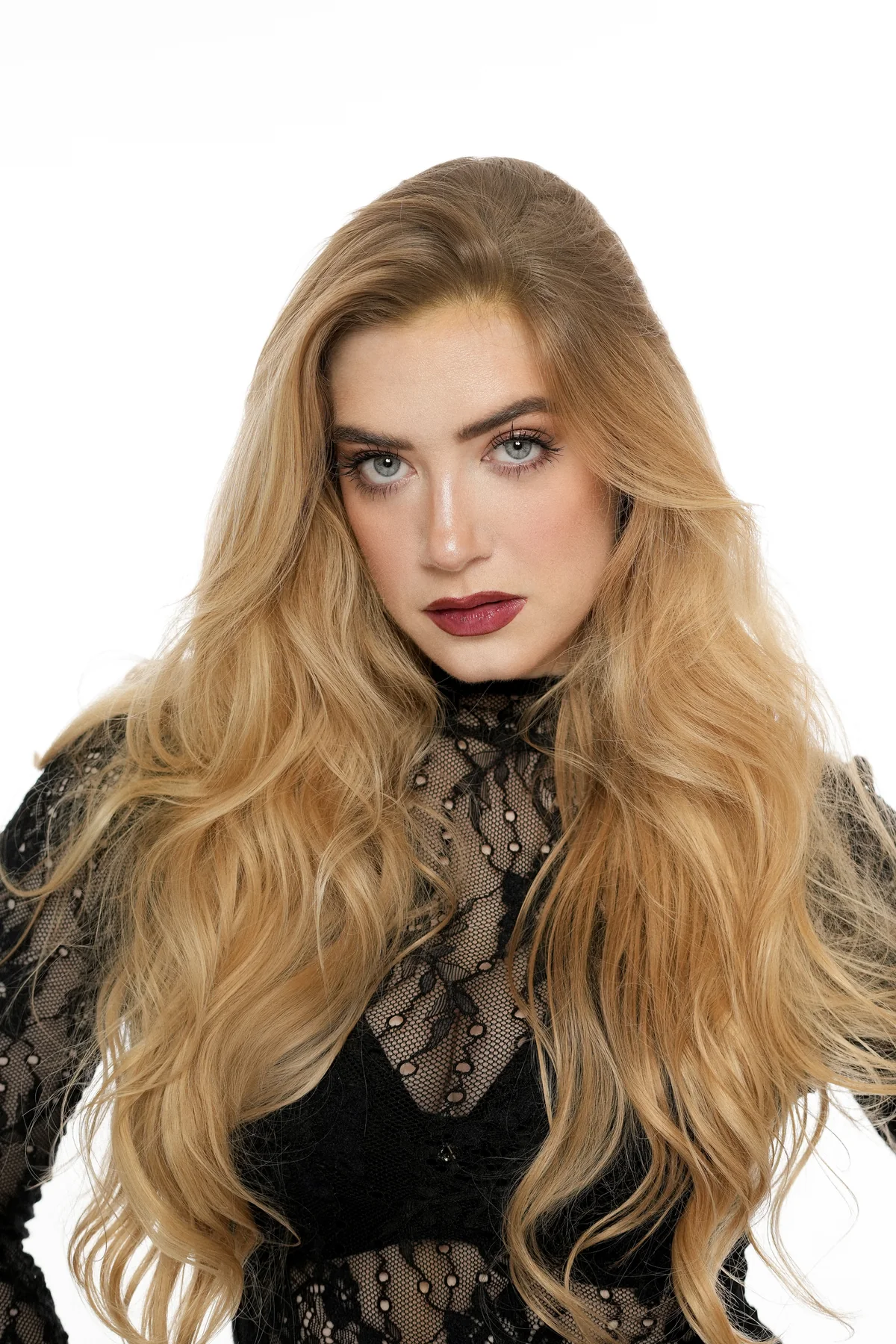 Antonia, echtes Foto: langes blondes Haar, schwarzes Spitzenoberteil